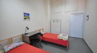 Гостиница Хостел Барнаул Барнаул Стандартный двухместный номер с 2 отдельными кроватями и общей ванной комнатой-12